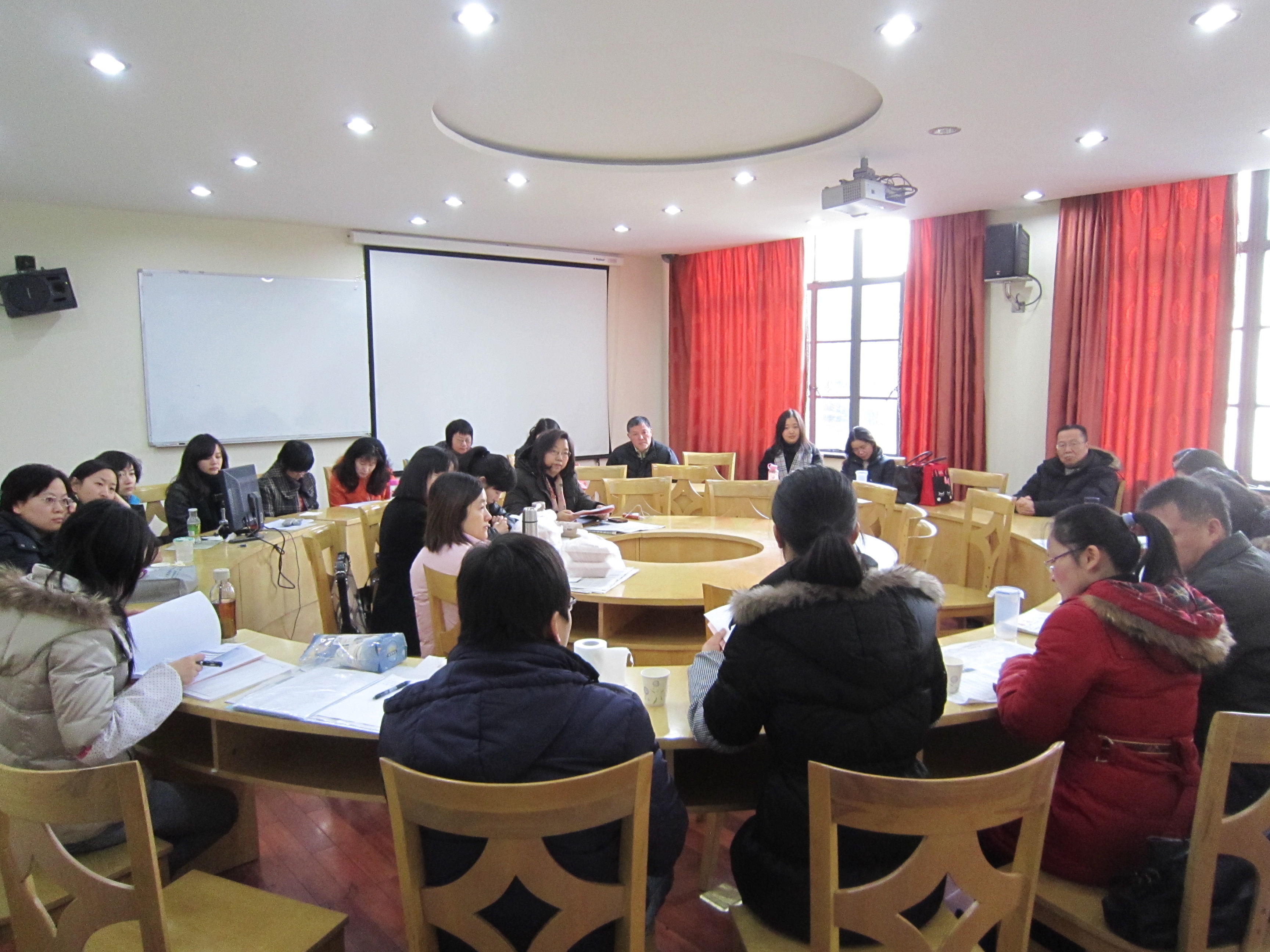 新葡萄88805官网班导师一同探讨工作